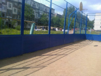 В рамках исполнения наказов избирателей депутатам Ивановской городской Думы выполняются ремонтные работы спортивных площадок МБУ &quot;Восток&quot;