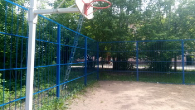В рамках исполнения наказов избирателей депутатам Ивановской городской Думы выполняются ремонтные работы спортивных площадок МБУ &quot;Восток&quot;